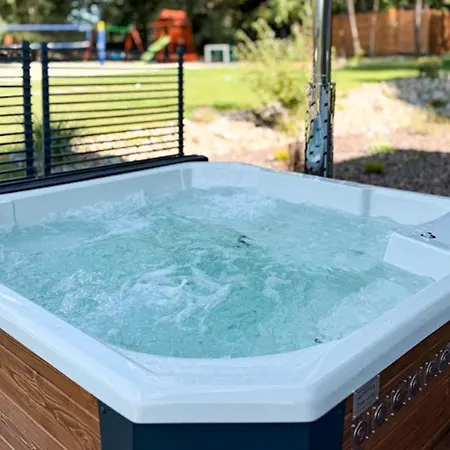 Vakantiehuis Comfortable Villa, Sauna, Jacuzzi Marcyporeba