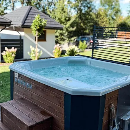 Comfortable Villa, Sauna, Jacuzzi Vakantiehuis *
